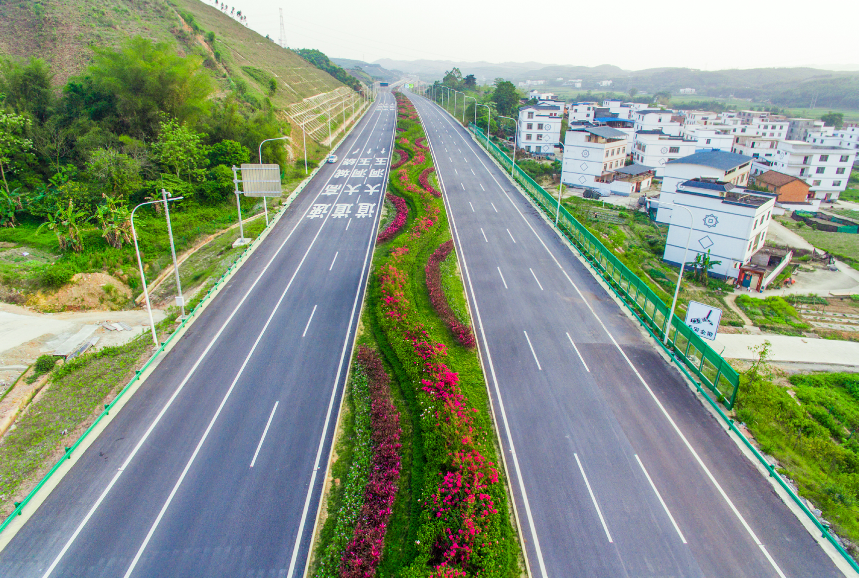 南宁吴圩机场第二高速公路工程——绿化景观